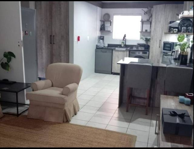 2 BEDROOM TOWNHOUSE FOR SALE IN ERASMUSKLOOF